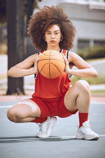 <strong>篮球培训</strong>体育运动球员球准备好了开始锻炼锻炼游戏肖像黑色的女人运动员体育动机健身焦点在户外法院美