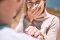 订婚建议浪漫搭配的男人。未婚夫结婚约会支出时间特写镜头环手指女人婚姻提出
