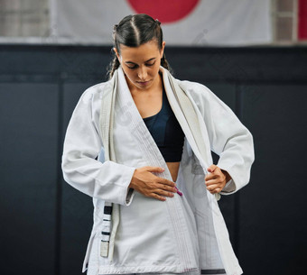 女专业空手道学生沙拉酱穿准备实践战斗培训匹配dojo女人混合武术艺术运动员系统一的竞争锻炼锻炼