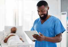 微笑外科医生阅读电子邮件病人健康保险计划医院发现创新医疗突破快乐黑色的医生阅读数字平板电脑好新闻