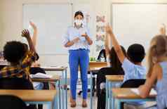 老师问题学校孩子们急切的聪明的聪明的教育科维德流感大流行学生提高手志愿者加入回答教育家类教训学习