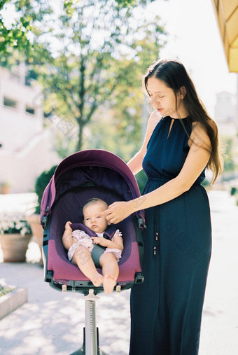 妈妈抚摸婴儿巡回<strong>演出</strong>的演员街