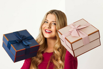 快乐女人持有礼物生日周年纪念日婚礼情人节一天圣诞节奢侈品假期现在美盒子订阅交付
