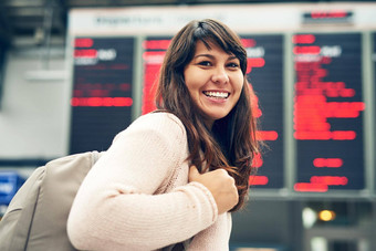 旅程裁剪肖像有吸引力的年轻的女人站移民离职董事会机场