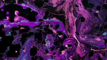 摘要大理石液体闪闪发光的油漆移动黑暗紫色的珍珠油墨石油色彩斑斓的紫罗兰色的形状详细的背景令人惊异的设计旋转