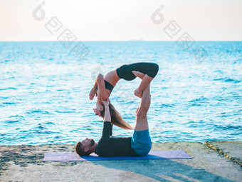 年轻的美丽的夫妇练习爱人瑜伽海海滩水男人。女人日常<strong>实践户外</strong>自然背景健康的生活方式概念