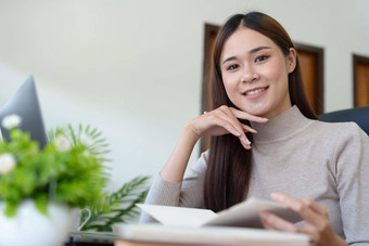 女人坐着首页阅读笔记本电脑