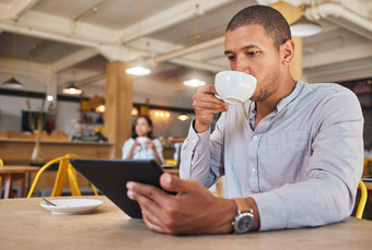 餐厅咖啡馆业务面包店客户喝咖啡茶打破流媒体滚动社会媒体放松消费者工作自由在线购物平板电脑