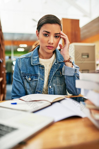 苦苦<strong>挣扎</strong>的生存学期肖像大学学生强调工作图书馆校园