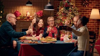 快乐的多民族的家庭成员采取自拍照片智能手机设备坐着圣诞节晚餐表格