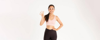 体育运动幸福活跃的生活方式概念微笑可爱的浅黑肤色的女人亚洲运动员健身女孩显示手指解释主要规则完美的身体练习白色背景