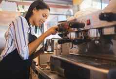 咖啡商店咖啡馆餐厅咖啡师工作启动企业家小业务老板女服务员服务器给服务微笑工作现代时尚的小酒馆