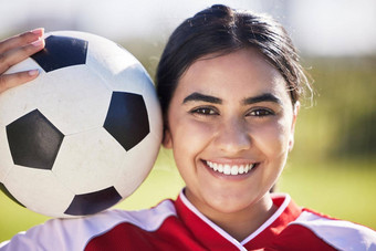 培训足球肖像运动女人脸足球球享受体育运动健康的生活方式场公园快乐球员有趣的健身活跃的无忧无虑的