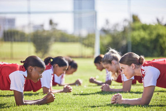 足球足球板材锻炼钻女孩培训团队工作健身锻炼焦点动机团队合作协作体育集团学生学校体育运动草场