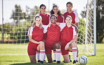 女足球团队微笑快乐兴奋肖像培训匹配锻炼会话健身适合活跃的足球人站团队合作团结游戏在户外