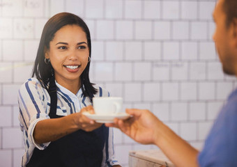 女服务员服务喝客户咖啡商店咖啡馆餐厅友好的女人快乐小酒馆工人微笑咖啡师给杯新鲜的茶热卡布奇诺咖啡热情好客服务