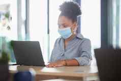 科维德脸面具黑色的女人工作移动PC现代办公室生病的女商人互联网工作大学学生在线考试校园图书馆受保护的病毒