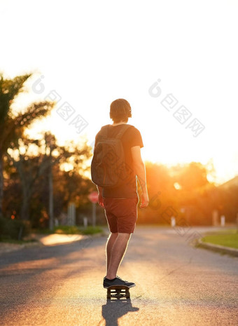 滑冰日落后视图拍摄年轻的男人。滑板