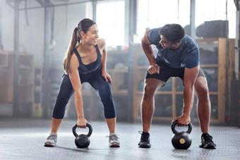 强大的健康夫妇壶铃重量锻炼锻炼<strong>培训内部</strong>健身房快乐体育人教练动机锻炼健身设备肌肉强度健康
