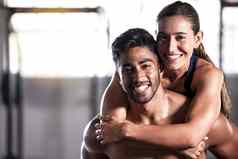健身夫妇健身房朋友团队拥抱持有庆祝成功的锻炼培训锻炼肖像微笑快乐健康的男人。女人健康团队合作