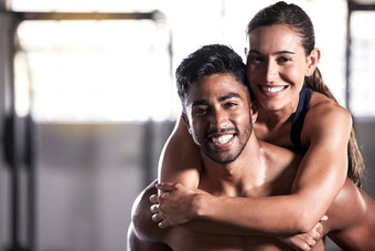 <strong>健身夫妇健身</strong>房朋友团队拥抱持有庆祝成功的锻炼培训锻炼肖像微笑快乐健康的男人。女人健康团队合作