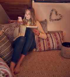 说话科技一口流利的年轻的女人发短信智能手机放松卧室首页