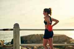 锻炼开始热身防止受伤运动年轻的女人经历回来疼痛