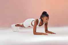 健身锻炼培训女板材锻炼保持健康的活跃的强大的适合苗条的运动女人核心锻炼保持活跃的形状