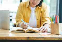 年轻的亚洲学生阅读书准备考试