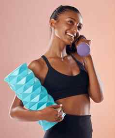 健身活跃的健康的女人持有哑铃泡沫辊微笑体育培训工作室背景快乐适合夫人感觉苗条的快乐快乐的健身房锻炼锻炼