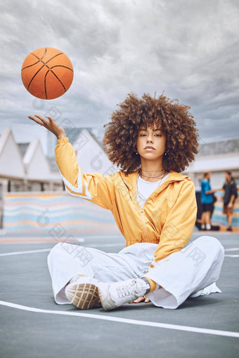 坐着篮球球员健身体育女人健康健康动机锻炼肖像女孩法院扔球放松游戏培训锻炼