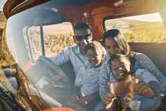 家庭卡住了胶水快乐的年轻的家庭开车红色的皮卡卡车农村路采取肖像手机