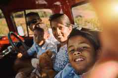 微笑相机妈妈爸爸快乐的年轻的家庭开车红色的皮卡卡车农村路采取肖像手机