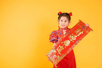 快乐亚洲中国人孩子女孩微笑穿红色的旗袍旗袍春天节日对联