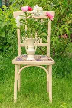 花瓶花白色椅子花园