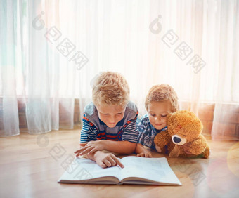 他<strong>讲故事</strong>的人男孩阅读年轻的哥哥