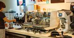咖啡师工作咖啡机咖啡商店咖啡制造商使表示美国拿铁卡布奇诺咖啡计数器酒吧咖啡商店现代工具咖啡师饮料服务业务