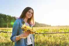 青少年女孩成熟的向日葵植物秋天自然景观