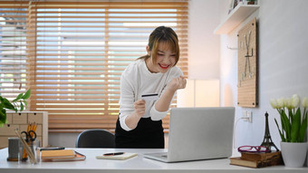 快乐女人信贷卡采购产品在线购物移动PC在线购物互联网银行概念