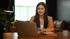 迷人的亚洲女人看在线网络研讨会移动PC远程工作首页