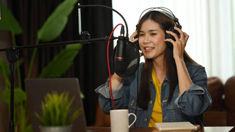 亚洲女人播客穿耳机记录播客首页工作室广播播客写博客技术概念