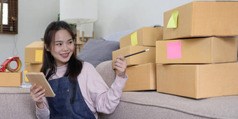肖像开始小企业主人女企业家工作收据盒子检查在线订单准备包盒子出售客户锻造业务的想法在线