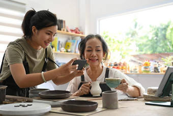 快乐年轻的女人中间岁的女人创建工艺品陶器车间活动工艺品爱好概念