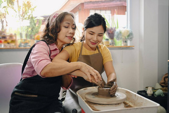 快乐年轻的女人中间岁的女人创建工艺品陶器车间活动工艺品爱好概念