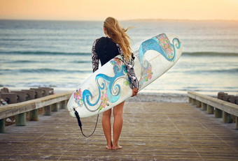 海洋首页后视镜拍摄认不出来年轻的女冲浪者站冲浪板海洋