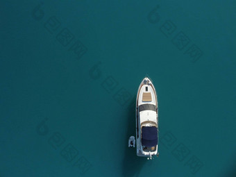 空中游艇平静海奢侈品巡航旅行视图白色船深蓝色的水空中前视图丰富的游艇航行海夏天旅程奢侈品船