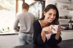 时间一天咖啡肖像年轻的女人咖啡厨房丈夫站背景
