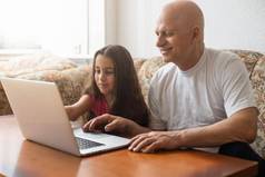 祖父（外）孙女花时间移动PC浏览网站年轻的一代教解释老现代科技概念