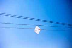 拍摄风筝卡住了电权力电线蓝色的天空