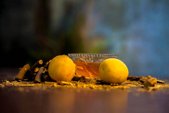 阿育吠陀皮肤美白脸面具棕色（的）彩色的表面温暖的颜色组成<strong>甘草</strong>柠檬汁蜂蜜拍摄穆勒提蜂蜜柠檬表面